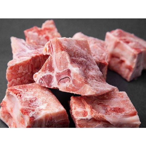 신선한 국내산 돈등뼈로 만드는 맛깔난 감자탕