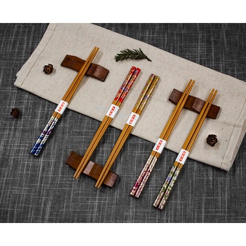 이로도리 대나무 젓가락은 성인용으로 사용되는 가볍고 튼튼한 대나무 소재의 제품이며, 일본에서 제조된 수입 식품입니다.