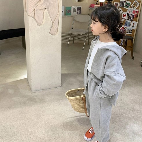 편안한 착용감과 따뜻한 내츄럴 패브릭으로 제작된 꼰띠키즈 아동용 후드집업상하복