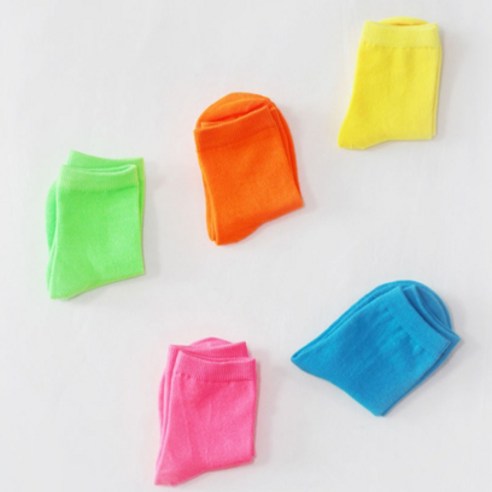 사랑스러운 디자인과 안전한 품질, 디어삭스 아동용 러그네온 양말로 아이의 발에 행복을 선물하세요!