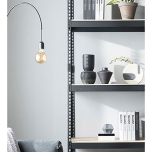 모던한 공간에 적합한 실용적인 철제 선반