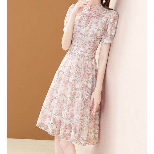 여름의 여성스러운 우아함을 위한 아뗄릭 차이나넥 핑크 로즈 쉬폰 원피스