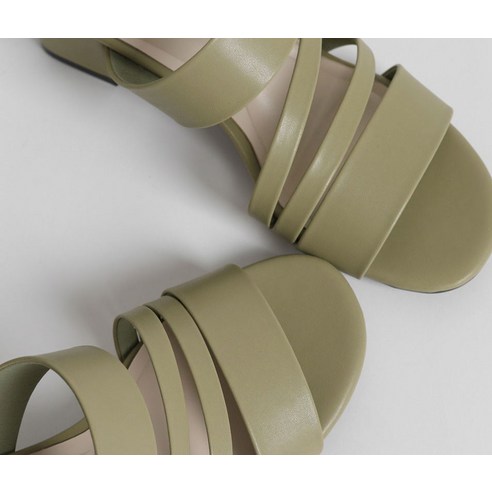 편안함과 스타일을 겸비한 착한구두의 메크 스트랩 뮬 슬리퍼