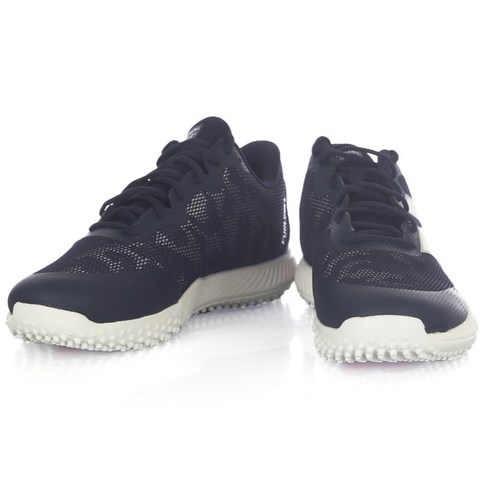 뉴발란스 FuelCell 4040 V7 인조잔디화는 경량화, 쿠셔닝, 착용감, 스타일, 다목적성을 갖춘 신발로 다양한 스포츠 활동에 적합합니다.