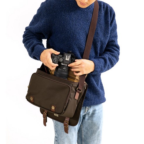 사진작가에게 편안함과 보호를 제공하는 캐논 카메라 숄더백 EOS Bag-in-Bag 2347 + 파우치