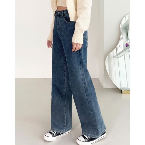 편안하고 세련된 겨울 필수품을 위한 잘빠진 데님 팬츠