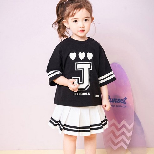 편안함과 스타일이 조화를 이룬 젤리스푼 여아용 테니스룩 플리츠 상하의 세트
