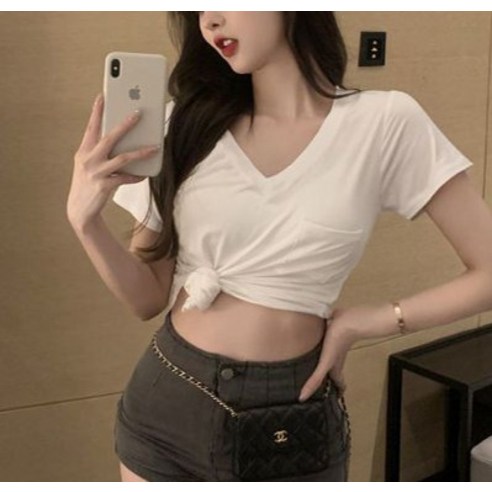 우아한 스포티룩을 연출하는 필수 반팔 브이넥 티셔츠