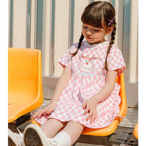 스타일리시하고 편안한 올리반 큐티 파이 체커보드 원피스로 소녀의 옷장을 업그레이드하세요.