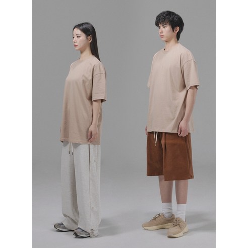 편안한 착용감과 스타일리시한 룩을 선사하는 오버핏 무지 티셔츠