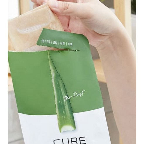 피부 갈증 해소! 김정문알로에 큐어 더 퍼스트 알로에 마스크로 건강한 피부를 경험하세요.