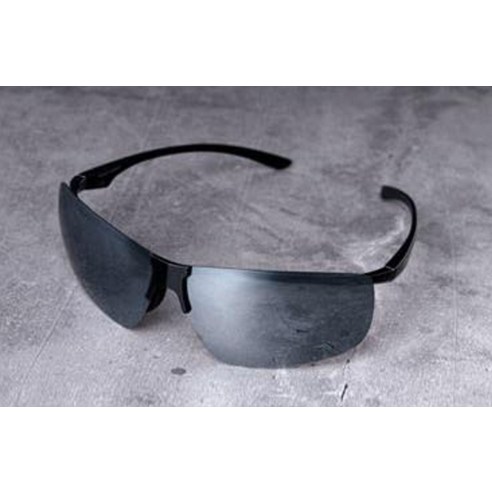 깃털처럼 가벼운 편광 스포츠 고글로 눈부심 없이 선명하게!