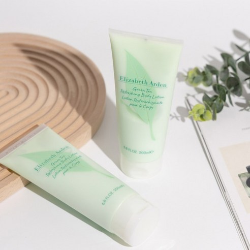 끈적임 없이 산뜻한 하루, 엘리자베스아덴 그린티 바디로션으로 촉촉함을 더하세요.