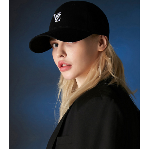 스타일과 편안함을 모두 갖춘 바잘 3D 모노그램 로고 오버핏 볼캡으로 당신의 일상에 특별함을 더하세요.