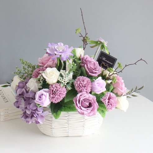 봄의 향기와 우아함을 선사하는 모리앤 에바 꽃바구니