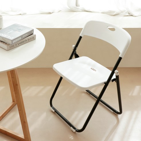 현대적이고 편안한 공간을 위한 모던한 코멧 이지 사각 접이식 의자