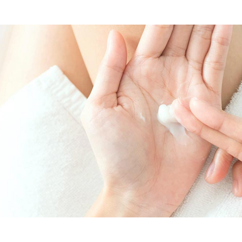 피부를 부드럽고 매끄럽게 만드는 베이비파우더 향의 고급스러운 바디 케어 선물세트