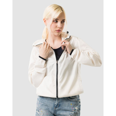 스타일리시한 경량 바람막이 아우터