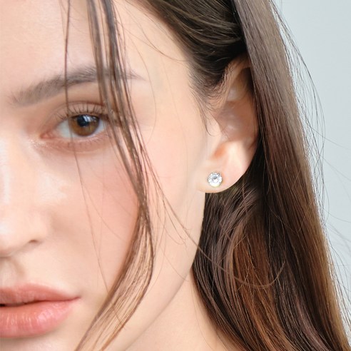 현실감 있는 다이아몬드와 훌륭한 디자인으로 여성들을 매료시키는 엔클레어 귀걸이