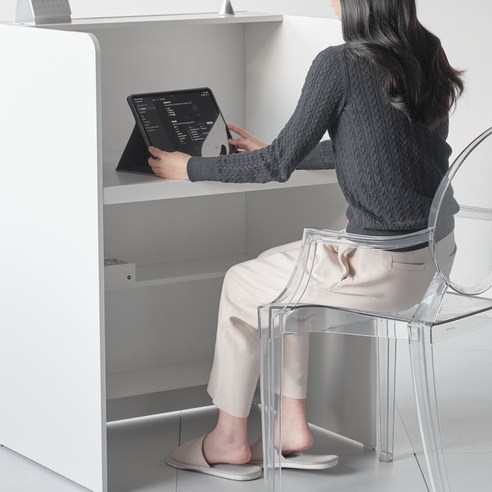 좁은 공간도 스마트하게! 도모 클레아 카운터 데스크로 공간 효율성을 높여보세요.