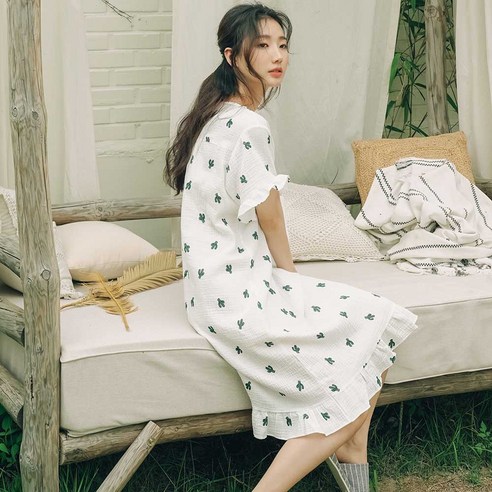 여름에 경쾌한 분위기를 만들어줄 파란 선인장 패턴의 요루면 반팔 원피스