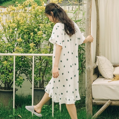 여름에 경쾌한 분위기를 만들어줄 파란 선인장 패턴의 요루면 반팔 원피스