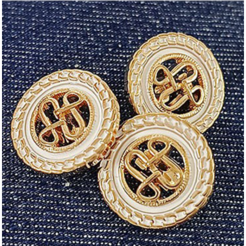 단추 하나로 옷에 품격을 더하다