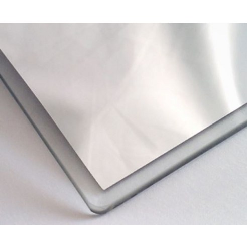 미니멀한 아름다움으로 욕실에 생기를 더하세요.