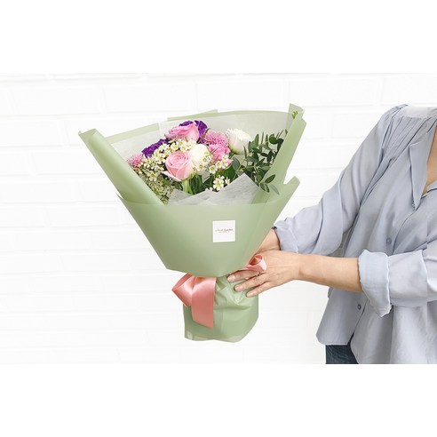 프레시가든의 로맨틱하고 생기 넘치는 올리브그린 꽃다발