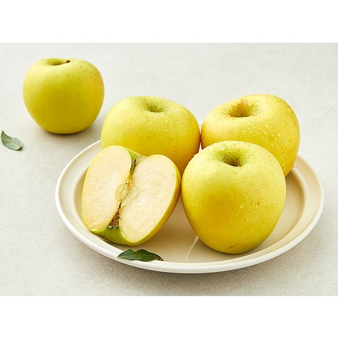시나노골드 사과는 싱그러운 빛깔과 달콤한 과즙을 가지고 있으며, 씻어 와삭하면 입안에 향긋하고 상큼한 풍미가 가득합니다.