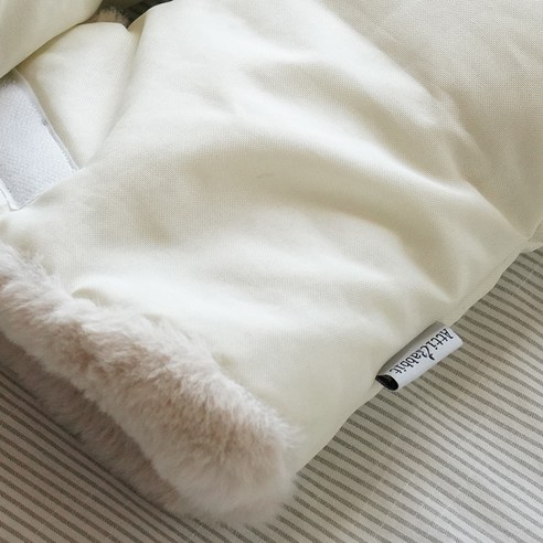 따뜻함과 스타일을 모두 갖춘 아띠래빗 퍼 방한 유모차 장갑으로 행복한 겨울 육아를 시작하세요!