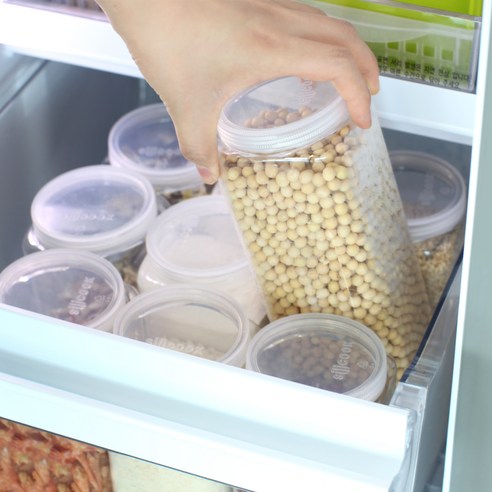 냉장고와 냉동고 문에 깔끔하게 수납할 수 있는 다목적 수납 솔루션