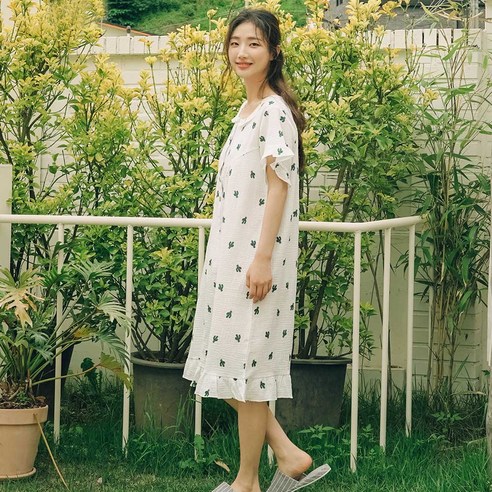 여름에 경쾌한 분위기를 만들어줄 파란 선인장 패턴의 요루면 반팔 원피스