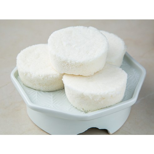 상쾌하고 싱싱한 여름 간식을 위한 곰곰 우유 백설기