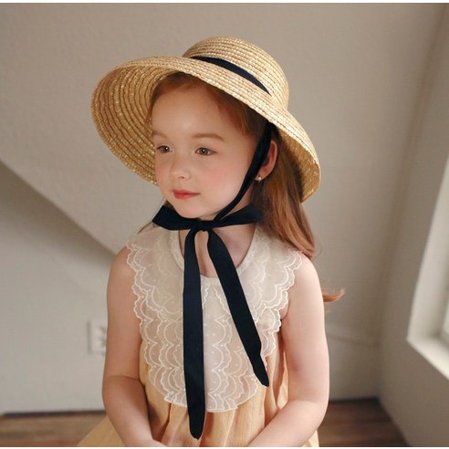 햇살 가득한 여름, 우리 아이의 완벽한 스타일과 안전을 책임지는 럭키밤비네 써니라운드 리본 라피아햇