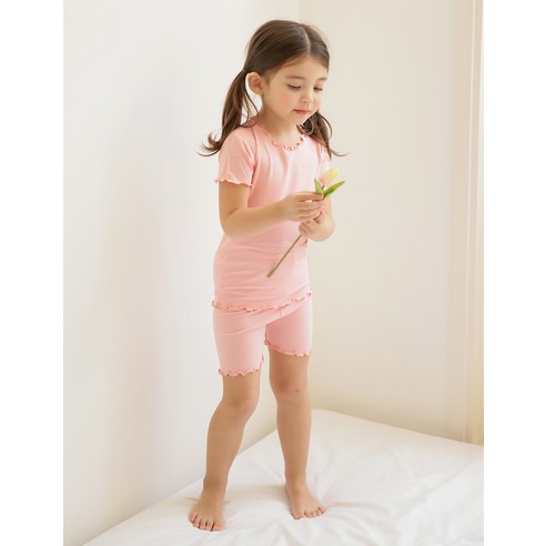 사랑스러운 디자인과 부드러운 레이온의 만남, 배냇베이비 셔링 실내복으로 우리 아이에게 쾌적한 여름을 선물하세요.