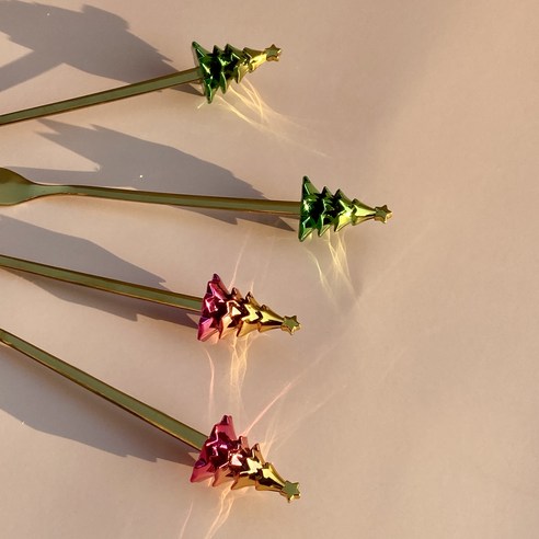 크리스마스 분위기를 물씬 풍기는 세심하게 제작된 쿠리풀 크리스마스 티스푼 + 포크 세트, 골드트리