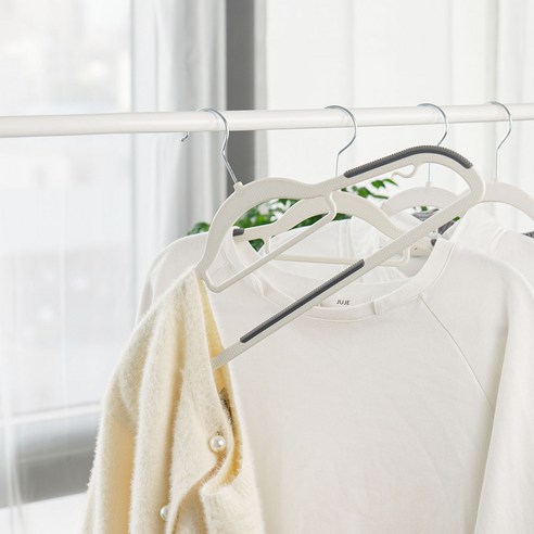 의류 보관을 위한 편리하고 세련된 솔루션: 코멧 홈 미끄럼방지 회전형 옷걸이