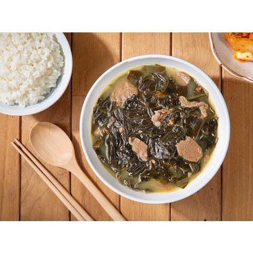 맛있고 영양가 있는 즉석조리식품으로 즐기는 풍부한 미역국