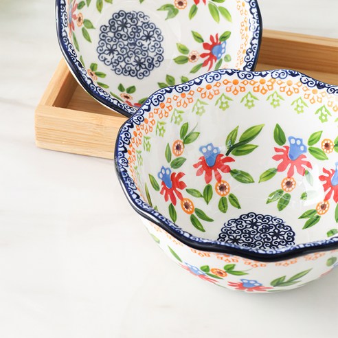 우아함과 실용성을 겸비한 식탁의 완성