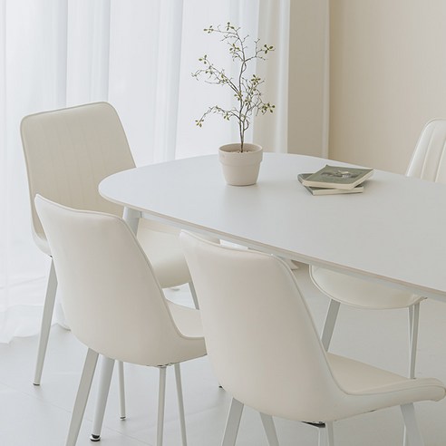 세라믹 상판으로 디자인과 실용성을 모두 잡은 6인용 타원 식탁