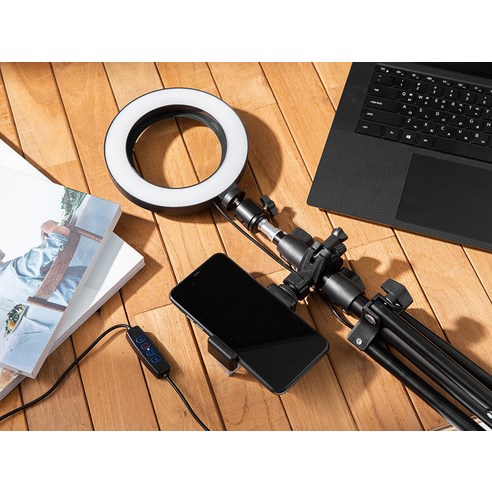 코멧 탁상용 링라이트 + 삼각대 세트는 탁상에서의 촬영을 편리하게 도와주는 제품입니다.