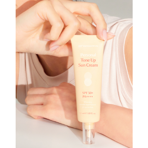 피부 톤을 아름답게 밝혀주고 자외선으로부터 보호하는 닥터방기원 베이지 웜톤 톤업 선크림