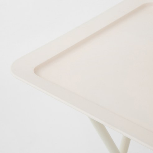 현대적이고 편리한 코멧의 접이식 사이드 테이블로 공간을 최적화하고 스타일을 더하세요