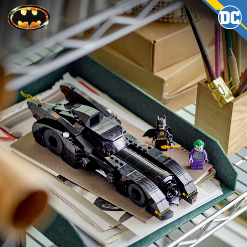배트맨™과 조커™의 상징적인 대결을 재현하는 레고 디씨 배트모빌™: 배트맨™ 대 조커™ 추격전 76224