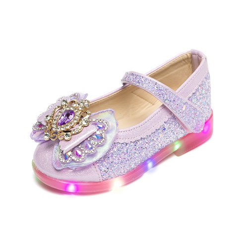 동화 속 요정이 된 듯한 빛나는 발걸음