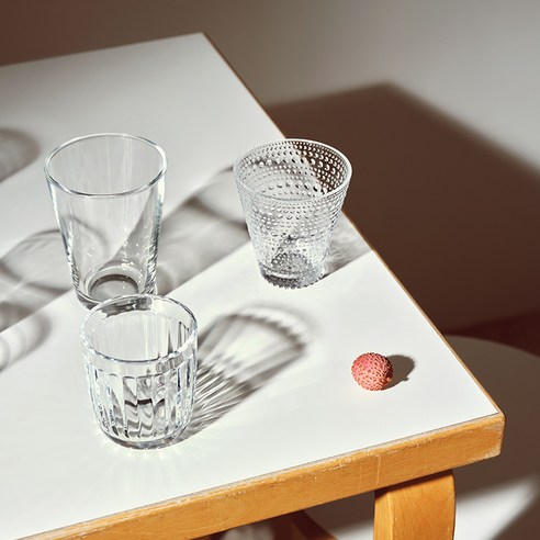 빛과 물방울의 향연, 이딸라 가스테헬미 글라스로 일상에 특별함을 더하세요.