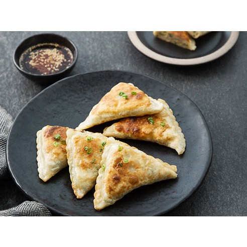 오뚜기 XO통새우 군만두: 바삭한 만두피 속 탱탱한 새우가 큼지막하게