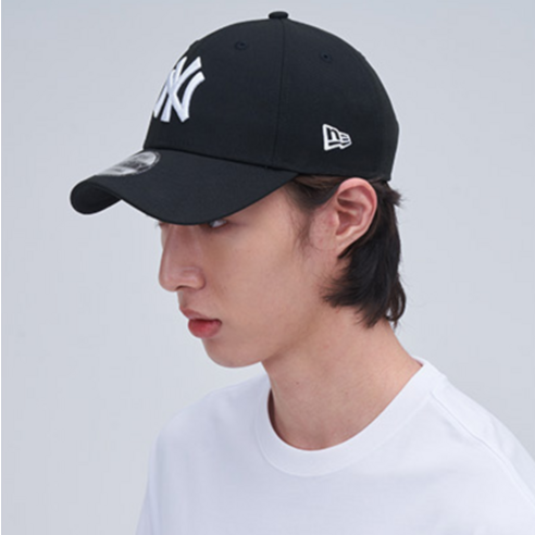 데일리룩 구세주, 뉴에라 블랙 볼캡으로 3초 만에 스타일 완성!