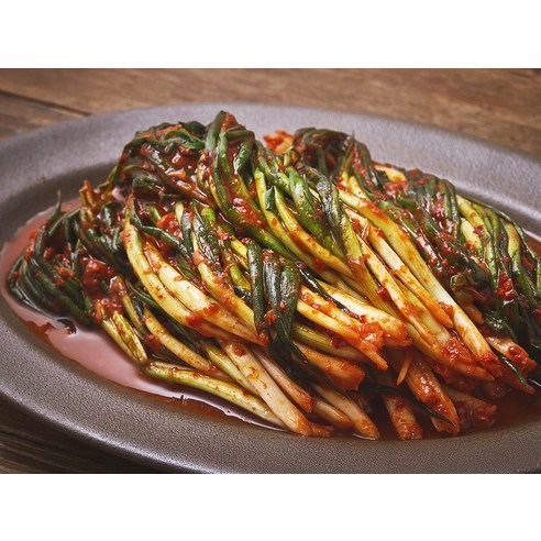 혀끝을 강렬하게 사로잡는 매혹적인 맛, 모산김치 매운 실비 파김치